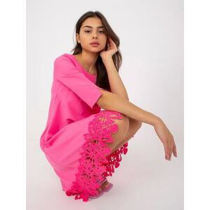 Fashionhunters Růžové volné koktejlové šaty s prolamovaným lemem Velikost: 36