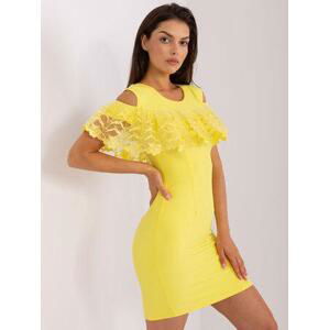Fashionhunters Žluté mini koktejlové šaty Velikost: 38