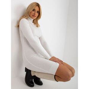 Fashionhunters Bílé pletené šaty s viskózou Velikost: L/XL