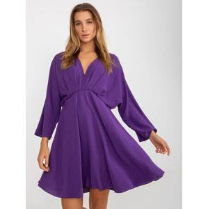 Fashionhunters Zaynovy tmavě fialové vzdušné šaty s výstřihem.Velikost: JEDNA VELIKOST