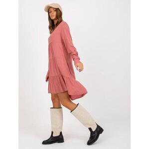 Fashionhunters Prašně růžové dámské oversize šaty s volánem SUBLEVEL Velikost: S