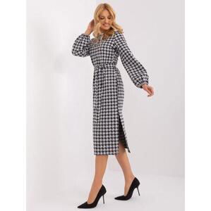 Fashionhunters Bílé a černé pletené midi šaty houndstooth Velikost: M