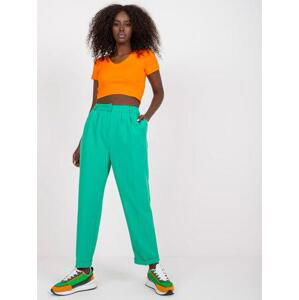 Fashionhunters Zelené dámské kalhoty z látky s kapsami RUE PARIS Velikost: 42