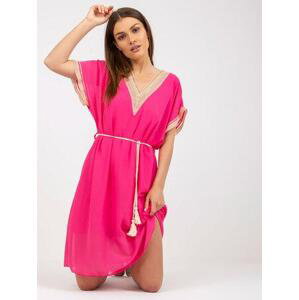 Fashionhunters Jednovelikostní růžové šaty s copánkovým páskem.Velikost: JEDNA VELIKOST
