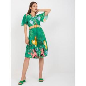 Fashionhunters Zelené plisované šaty s tištěnými vzory s páskem Velikost: JEDNA VELIKOST