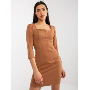 Fashionhunters Camel Mini Pencil Cocktail Dress Velikost: 40