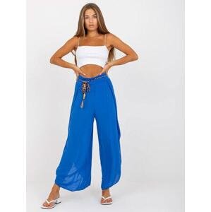 Fashionhunters Tmavě modré vzdušné kalhoty z látky s páskem OCH BELLA Velikost: M