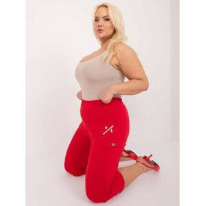 Fashionhunters Červené vypasované kalhoty 3/4 velikosti plus. Velikost: 52